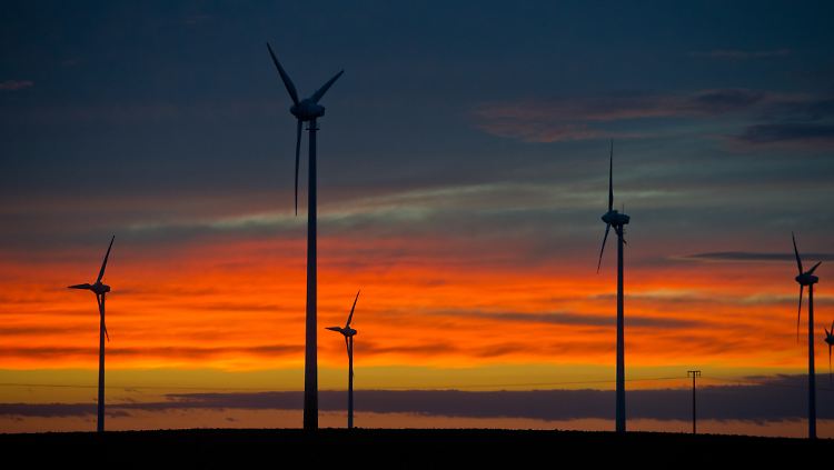 Die Förderkosten für den Ausbau der Stromerzeugung aus Wind, Sonne, Wasser und Biogas zahlen Bürger und Wirtschaft per Umlage über den Strompreis. 