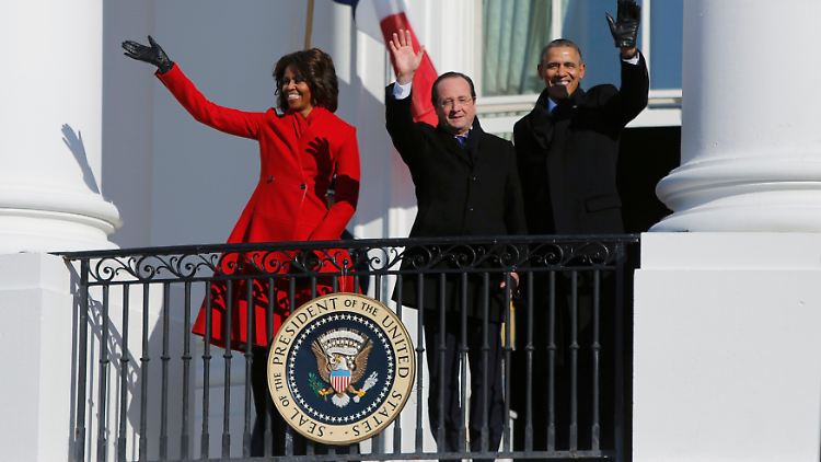 Michelle Obama sorgt dafür, dass es nicht so leer aussieht an Hollandes Seite.