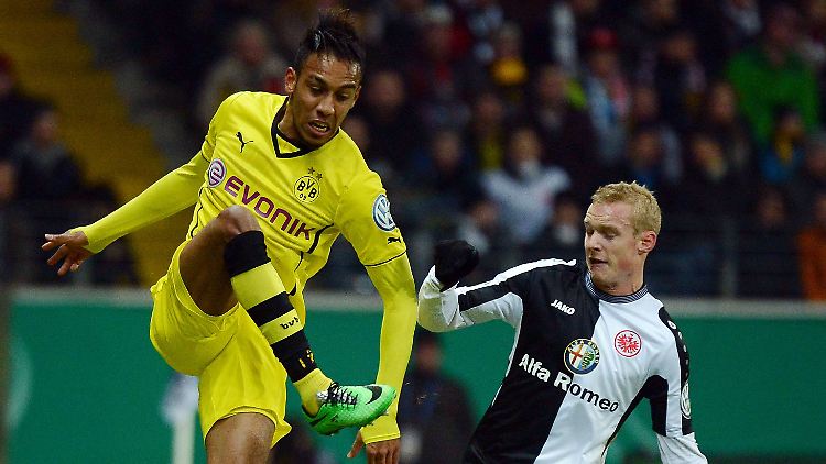 Torschütze Pierre-Emerick Aubameyang im Duell mit Sebastian Rode.
