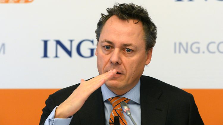 Bankchef Ralph Harmers zeigt es an: So in etwa verläuft der Jahresüberschuss.