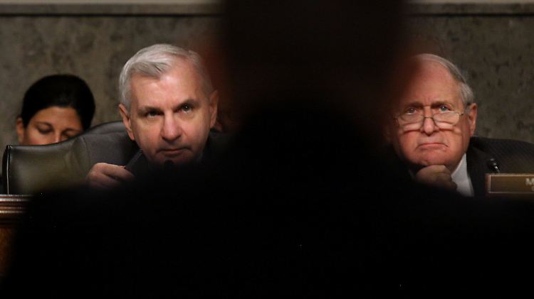Carl Levin (l.) und Jack Reed (r.) verhörten James Clapper im  US-Kongress.