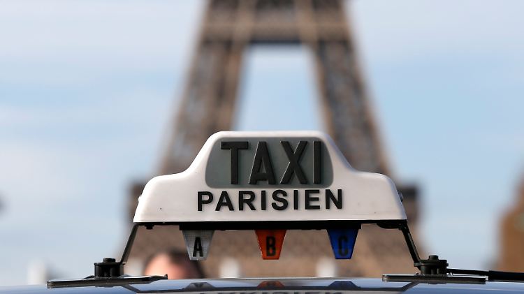 64 Taxifahrer sind in Paris festgenommen worden. 