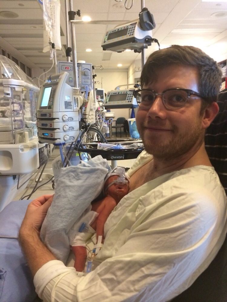 Dylan Benson mit seinem Sohn Iver.