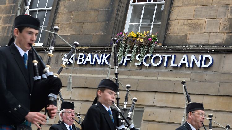 Dudelsackspieler vor der Bank of Scotland. Nach einem Votum für die Unabhängigkeit könnte Schottland ohne Währung dastehen.