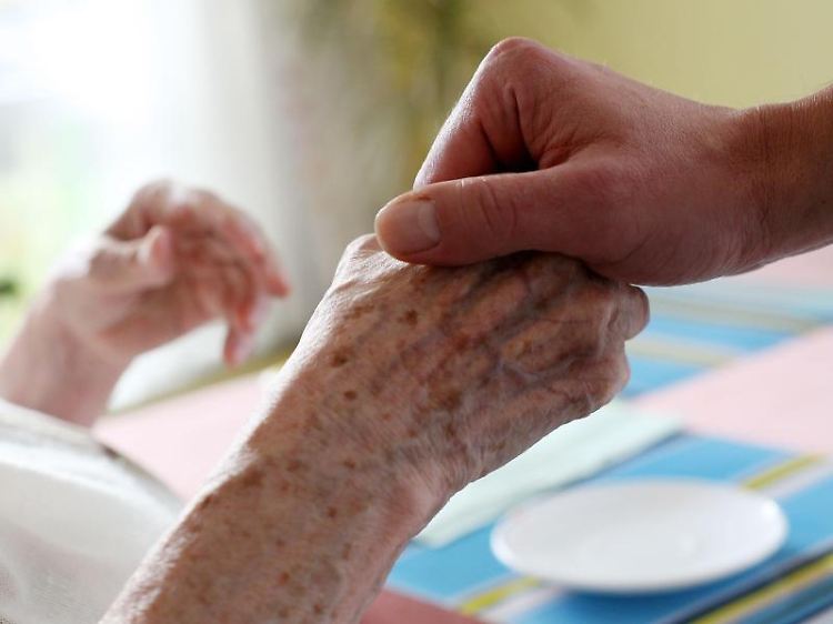 Heimkosten sind oft sehr hoch. Können Bedürftige die Pflege nicht allein finanzieren, müssen laut BGH notfalls die Kinder zahlen.