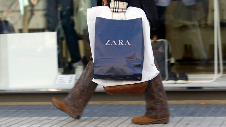Die USA sind für Inditex der zweitgrößte Markt nach Spanien. Experten erwarten, dass sich US-Kunden in der Weihnachtszeit mit ihren Ausgaben zurückhalten werden, da sich die von US-Präsident Donald Trump verhängten Einfuhrzölle auf die Preise niederschlagen werden.