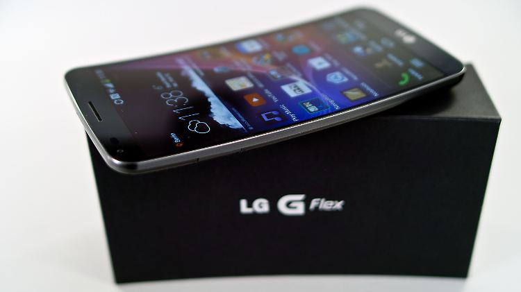 Das LG G Flex ist groß, schlank und gebogen.