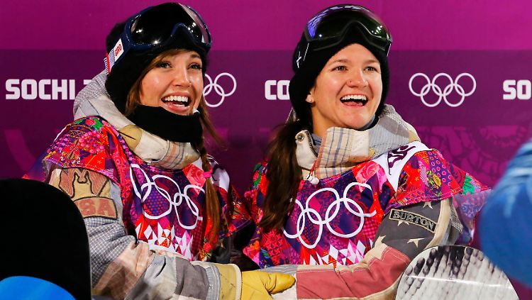 Kaitlyn Farrington (l.) und die drittplatzierte Kelly Clark freuen sich über ihren Erfolg.