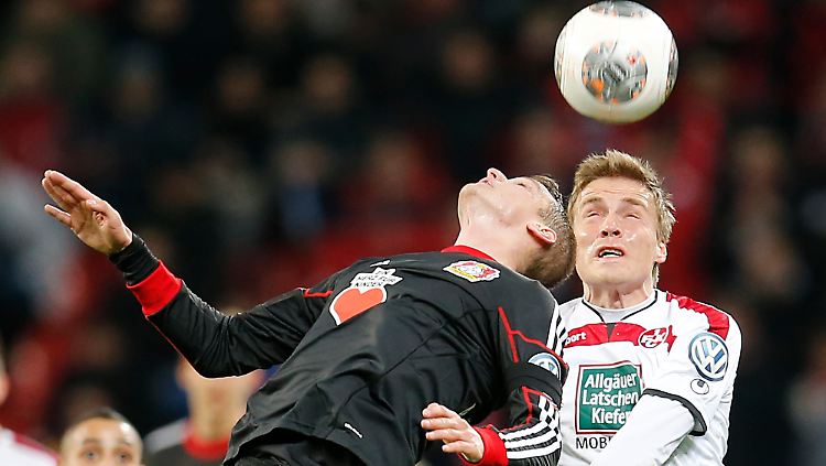 Harter Kampf: Leverkusens Lars Bender, links, und Kaiserslauyterns Torschütze Ruben Jenssen.