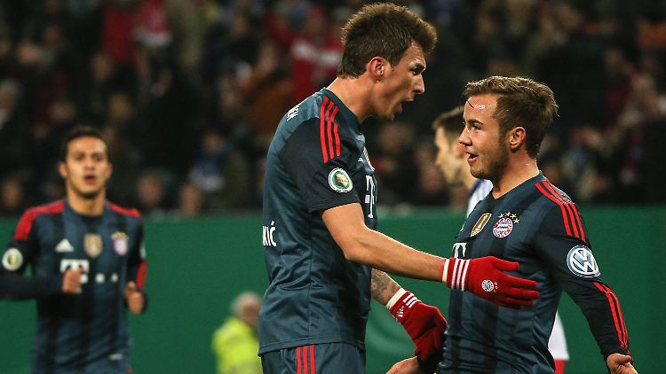 Mann des Abends: Bayerns Mario Mandzukic, links, hier mit dem Kollegen Mario Götze.