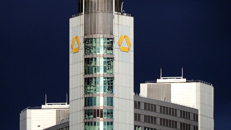 Starkes Ergebnis zur Bilanzpressekonferenz: Die Zentrale der Commerzbank strahlt ein gewisses Maß an Zufriedenheit aus.