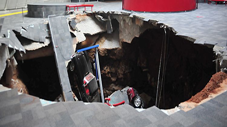 Im National Corvette Museum hat sich der Boden aufgetan und Oldtimer verschluckt.