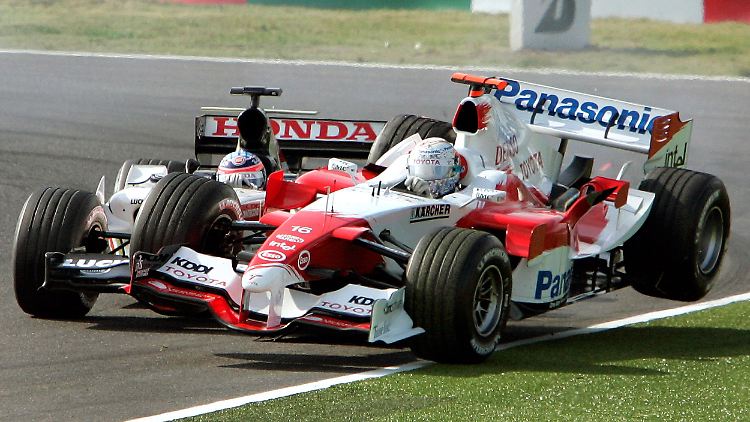 Nicht jeder Zweikampf in der Formel 1 geht so aus wie der zwischen Jarno Trulli im Toyota und Takuma Sato im BAR Honda im Jahr 2005.