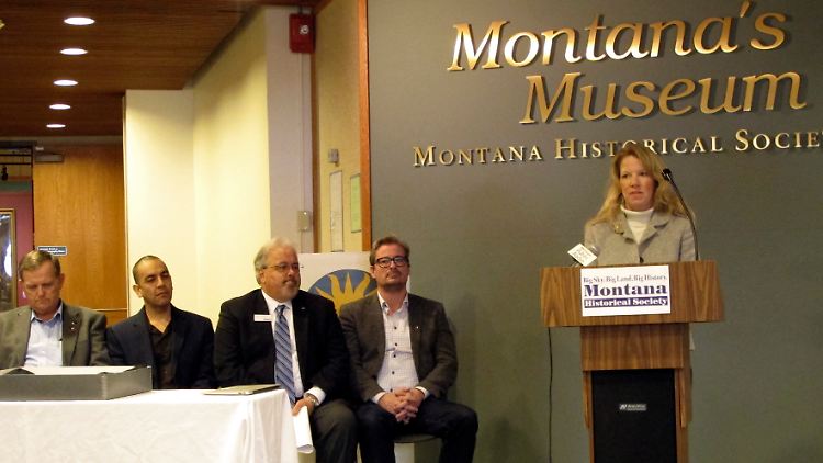 Die Molekularbiologin Sarah Anzick erläutert in Helena, Montana, den Fund aus der Clovis-Kultur.