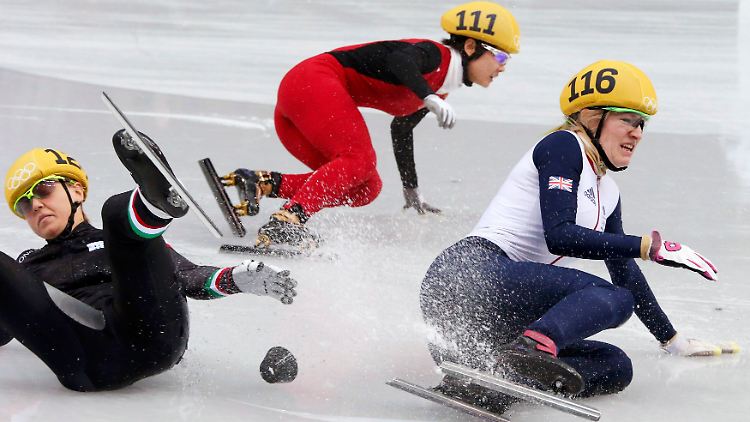 Drei stürzen, eine siegt - auch das kann Shorttrack sein. Diesmal jubelte die Chinesin Li Jianrou.