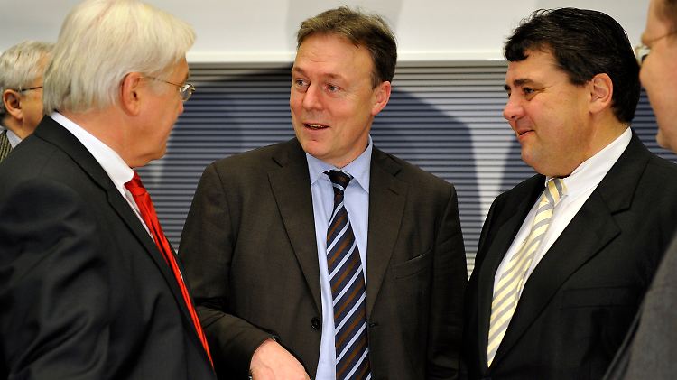Steinmeier, Oppermann und Gabriel. Der SPD-Chef Gabriel war vom damaligen Innenminister Friedrich (CSU) über den Anfangsverdacht gegen Edathy informiert worden. Friedrich wiederum war vom BKA in Kenntnis gesetzt worden.