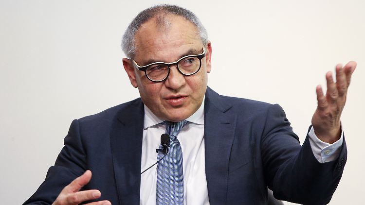 Ganz der Schachspieler: Felix Magath erklärt seine Züge.
