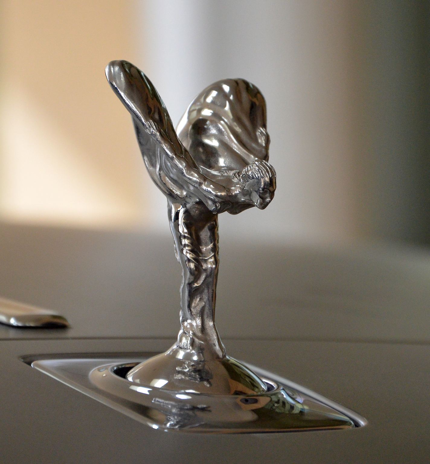 Sie gehört zu den bekanntesten Kühlerfiguren der Welt: die "Spirit of Ecstasy" von Rolls-Royce. Noch heute ziert sie die Nobelkarossen der britischen Marke und hat damit in manchen Ländern fast ein Alleinstellungsmerkmal. Denn aus Sicherheitsgründen wurden die Kühlerfiguren am 1. April 1959 in Deutschland von den Hauben der Fahrzeuge verbannt.