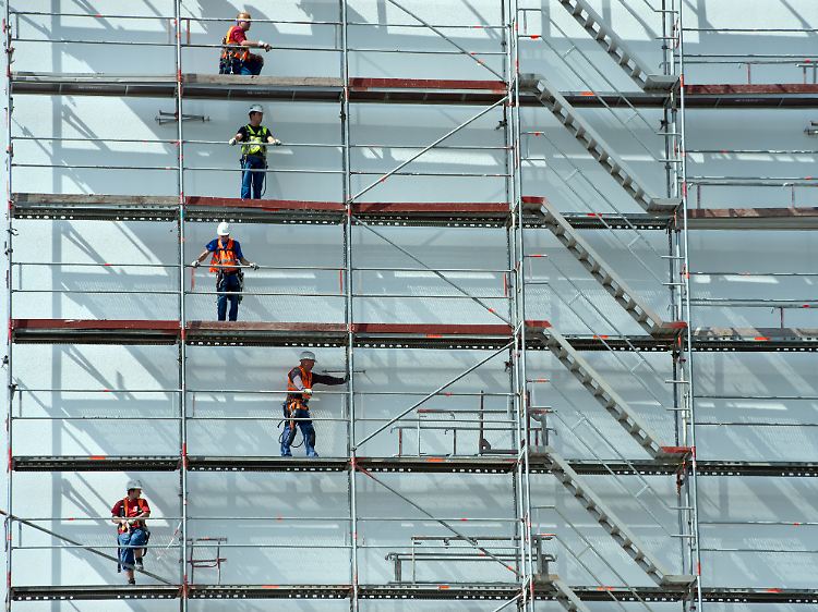 Kein leichter Job: Gerüstbauer bekommen für ihre Arbeit in Deutschland mindestens 10 Euro die Stunde.