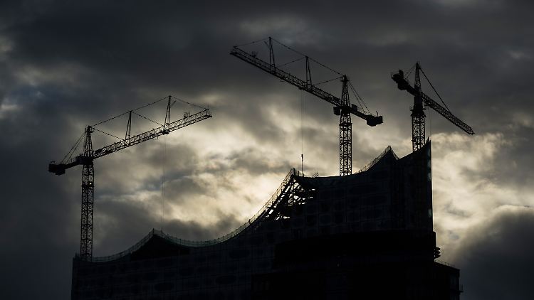 Düstere Wolken über der halbfertigen Elbphilharmonie.