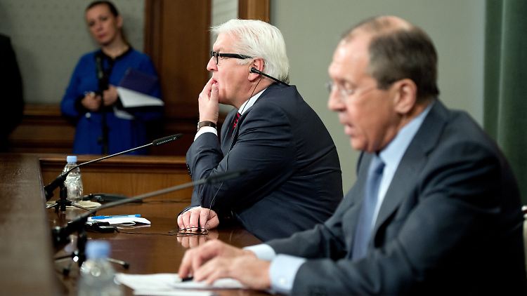Frank-Walter Steinmeier muss sich von Sergej Lawrow Einiges anhören.