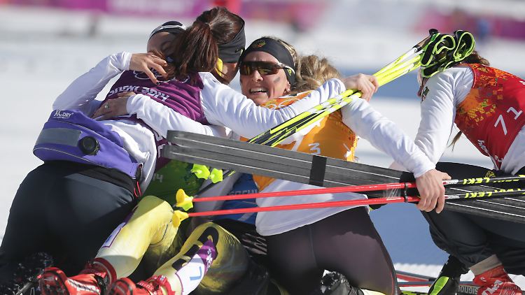 Vier Frauen im Schnee: Die deutsche Schlussläuferin Denise Herrmann feiert mit ihren Kolleginnen die olympische Bronzemedaille.