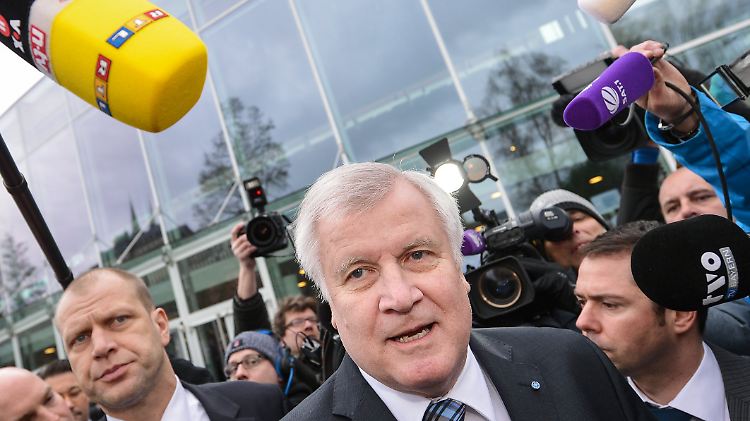 CSU-Chef Seehofer ist erkennbar sauer über die Folgen der Edathy-Affäre für seine Partei.