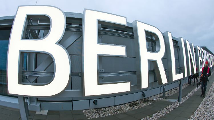 Fußgänger am Flughafen.