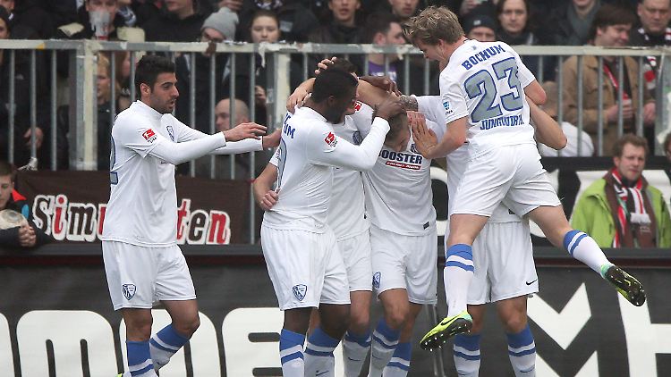 Kein Blumenstrauß, aber ganz in Weiß: Die Fußballer des VfL Bochum jubeln in Hamburg.