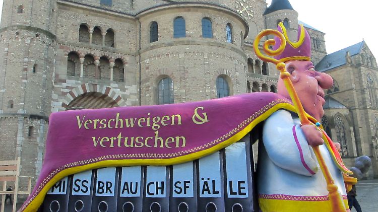 Ein Aktionsbündnis  protestiert vor dem Trierer Dom für die lückenlose Aufklärung von Missbrauchsfällen.  