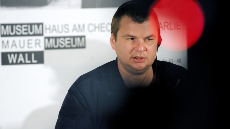 Bulatow im Mauermuseum Checkpoint Charlie. Dort hatte sich Ende Dezember auch der Kreml-Kritiker Michail Chodorkowski erstmals nach seiner Freilassung aus einem russischen Straflager öffentlich geäußert.