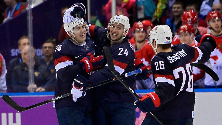 Das entscheidende Tor für die USA: T.J. Oshie feiert mit seinem Kollegen.