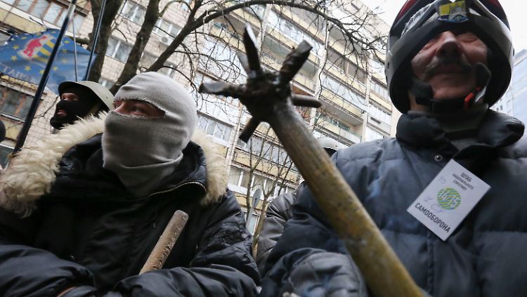 Die Regierungsgegner wollen nun vor dem Rathaus weiter gegen Janukowitsch protestieren.