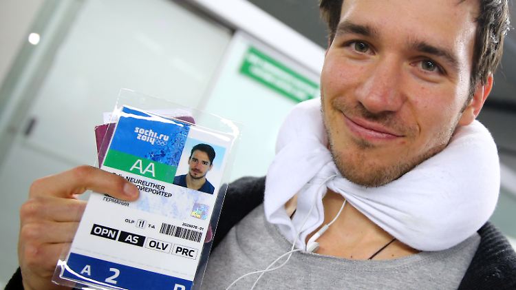Den Kopf kann er noch nicht wieder richtig bewegen: Skirennfahrer Felix Neureuther bei seiner Ankunft in Sotschi.