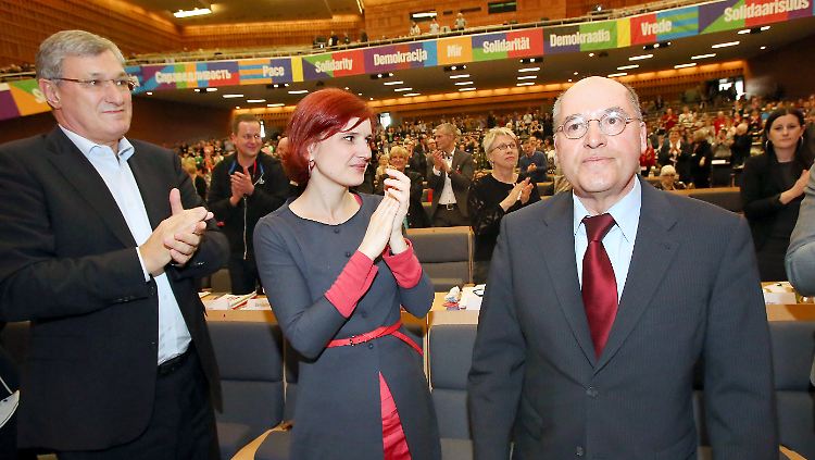 Die Linken-Parteivorsitzenden Bernd Riexinger und Katja Kipping applaudieren dem mächtigstem Mann ihrer Partei: Gregor Gysi.