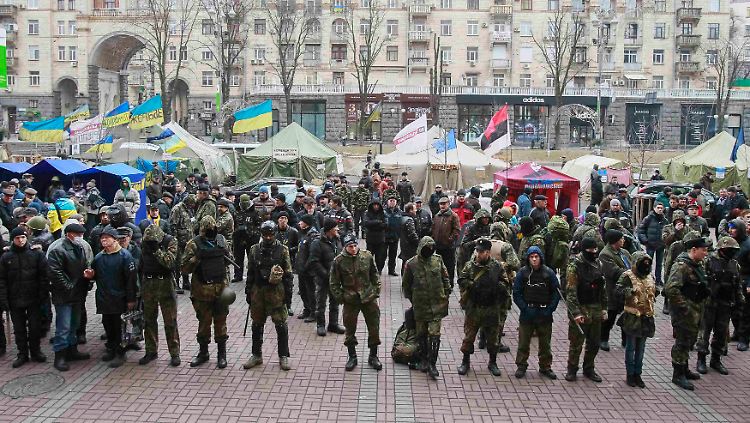 Martialisch gekleidet verlassen die ukrainischen Oppositionellen das Rathaus von Kiew, das sie seit Anfang Dezember besetzt hatten. Präsident Janukowitsch hat ihre Forderung erfüllt, inhaftierte Regierungsgegner freizulassen. Der Protest gegen die Staatsmacht in der Ukraine geht aber dennoch weiter. Oppositionspolitiker wie Julia Timoschenko fordern nach wie vor den Rücktritt Janukowitschs. 