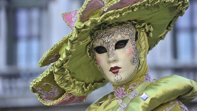 Mit farbenfrohen Masken, Kostümen und Musik verwandelt sich Venedig jedes Jahr im Februar in den Schauplatz der Straßenkunst.