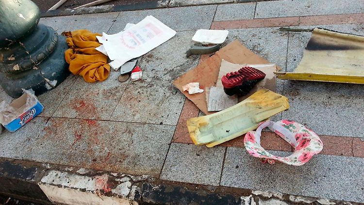 Nach dem Anschlag auf den Bus liegt ein roter Schuh auf dem Bürgersteig der Straße in Taba auf der Sinai-Halbinsel.