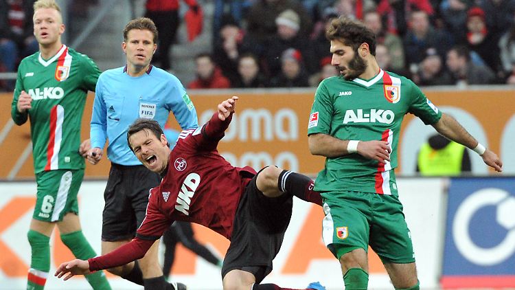 Hier geht's zur Sache: Augsburgs Halil Altintop, rechts, und Nürnbergs Ondrej Petrak kämpfen um den Ball.