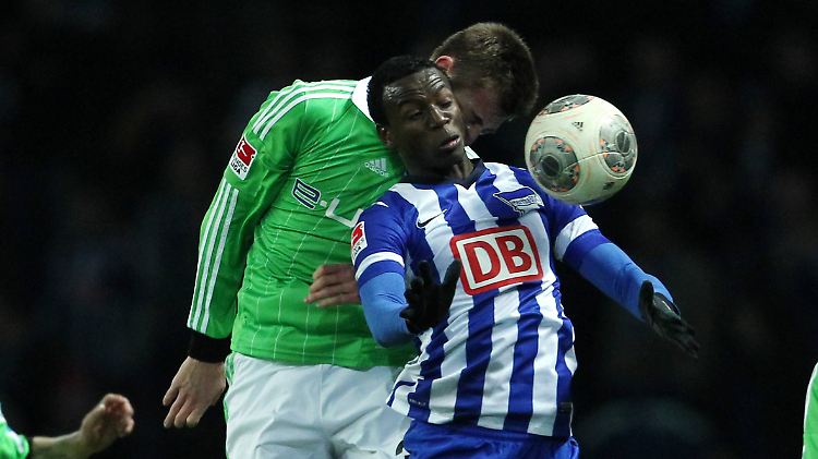 Duell der Köpfe: Wolfsburgs Robin Knoche und der Herthaner Adrian Ramos.