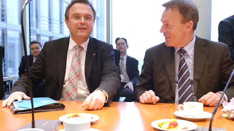 Gemeinsam Kaffeetrinken werden Ex-Innenminister Friedrich (l.) und SPD-Fraktionschef Oppermann so bald nicht mehr. Wegen der Edathy-Affäre legt die CSU Oppermann nun den Rücktritt nahe. 