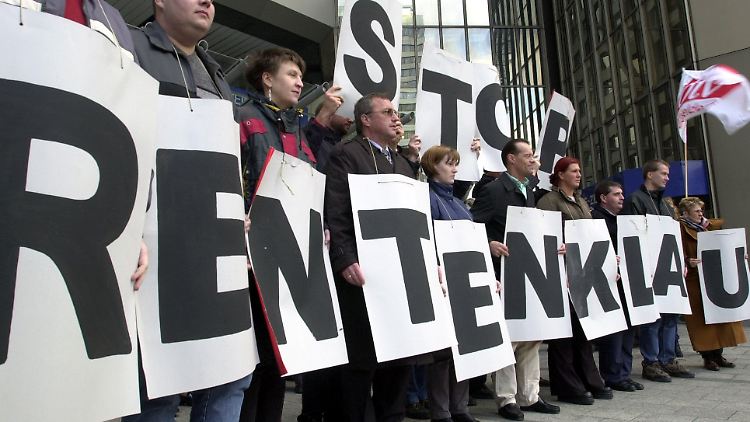 Proteste gegen die Rentenpläne der Regierung scheint es schon immer zu geben. Hier bei einer solchen Aktion im Dezember 2000 im Düsseldorf.