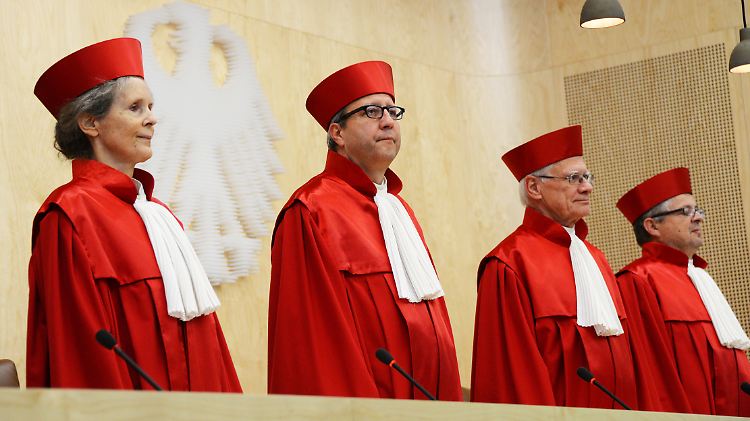 Präsident Voßkuhle (2.v.l.) und seine Kollegen des zweiten Senats des Bundesverfassungsgerichts.