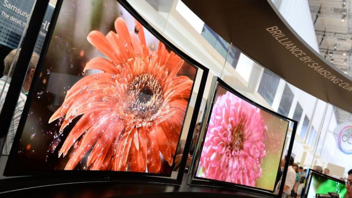 Neues Design: Gleich mehrere Firmen entwickeln gerade Fernseher mit gebogenem Display - hier zum Beispiel zwei Modelle auf der IFA in Berlin. Foto: Andrea Warnecke