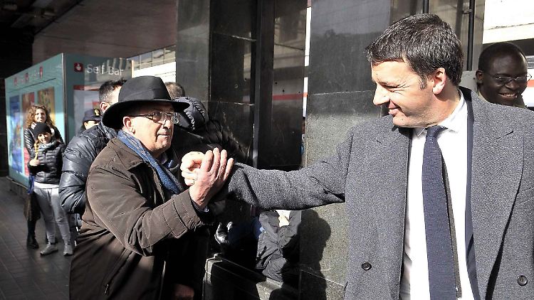 Volksnah scheint er zu sein: Italiens designierter Ministerpräsident Matteo Renzi (r.) nimmt in Rom Glückwünsche entgegen, nachdem ihm Staatspräsident Napolitano mit der Regierungsbildung beauftragt hat. Die EU erhofft sich, dass er Italien auf Reformkurs bringt. 