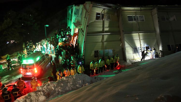 Als das Dach unter den Schneemassen zusammenbricht, sind Hunderte Menschen in dem Gebäude. Mindestens vier Menschen sterben bei dem Unglück in Südkorea. 
