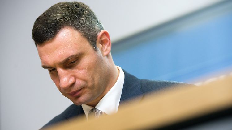 Ob das Gespräch mit der Bundeskanzlerin wohl befriedigend war? Klitschkos Mimik spricht Bände.