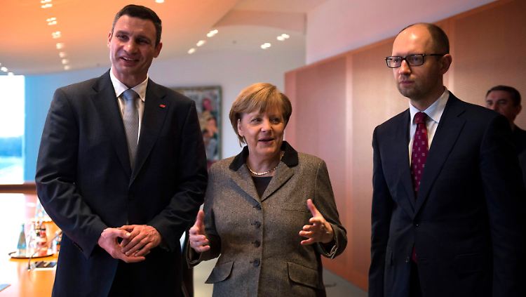 Die Bundeskanzlerin posiert mit Vitali Klitschko und Arseni Jazenjuk für die Kameras.