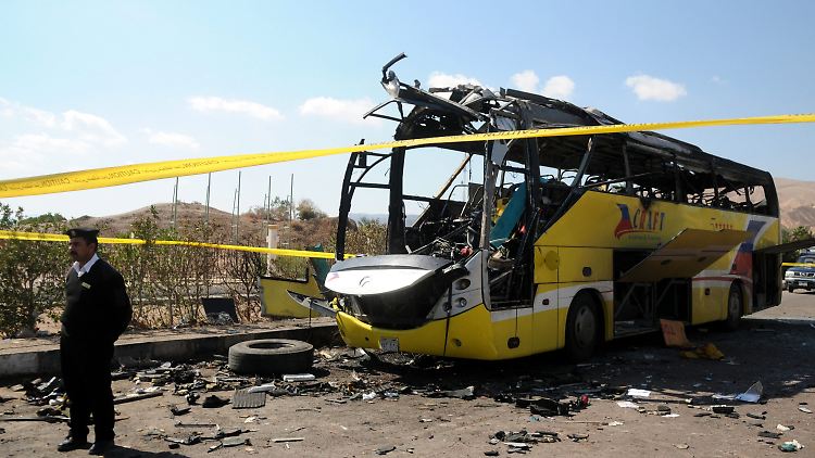 Eine Islamisten-Gruppe ist für die Bombe in dem Reisebus verantwortlich.