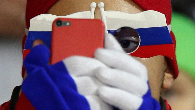 Olympia-Zuschauer in Sotschi mit Smartphone: Eine von Bonner Forschern entwickelte App soll vor Handy-Suchtgefahr warnen.